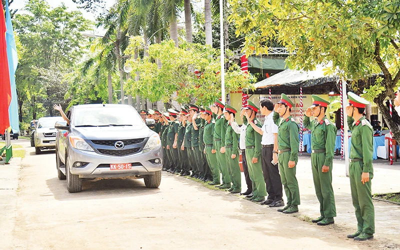 Tiễn Đội K92 lên đường làm nhiệm vụ.