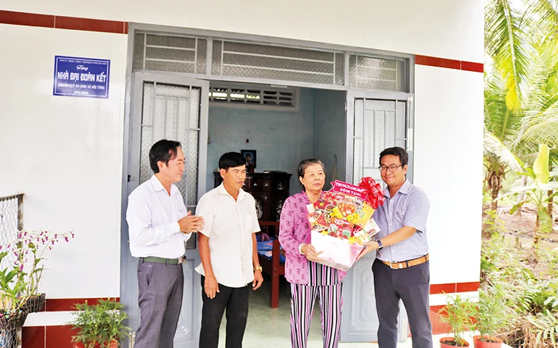 Hộ gia đình bà Nguyễn Thị Bé, xã Tập Sơn, huyện Trà Cú nhận bàn giao nhà đại đoàn kết.