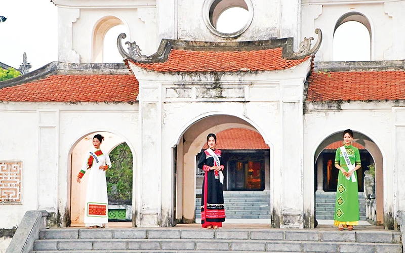 Trình diễn áo dài trong không gian di tích Văn Miếu Sơn Tây.