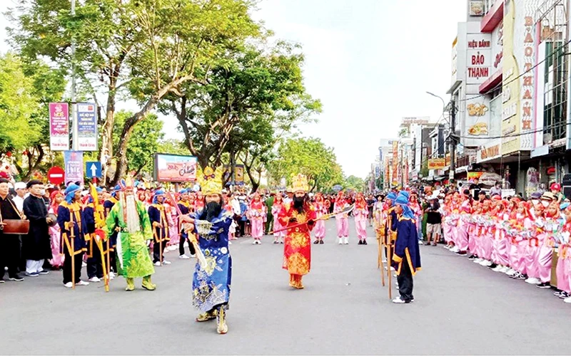 Hát múa Sắc bùa làng Phò Trạch (huyện Phong Điền) tham gia biểu diễn tại Lễ hội Festival Huế.