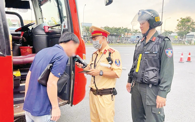 Cảnh sát giao thông kiểm tra nồng độ cồn đối với lái xe.