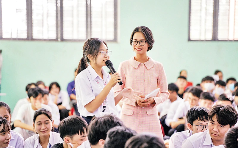 Nhà văn, nhà báo Phương Huyền giao lưu cùng học sinh trong chương trình “Trò chuyện với tương lai”. (Ảnh CTV)