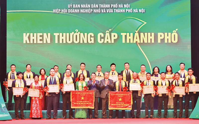 Ủy ban nhân dân thành phố Hà Nội khen thưởng các doanh nghiệp, doanh nhân tiêu biểu năm 2024.