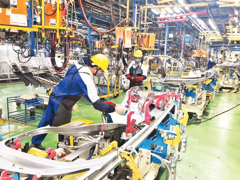 Lắp ráp ô-tô tại phân xưởng của Công ty cổ phần sản xuất ô-tô Hyundai Thành Công. Ảnh: T.V