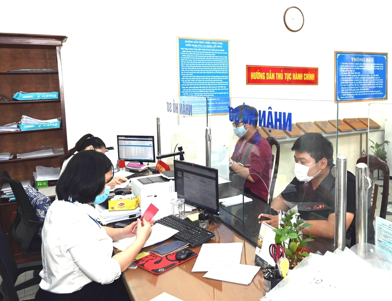 Giải quyết thủ tục hành chính cho người dân tại Bộ phận "một cửa" UBND phường Trung Hòa (quận Cầu Giấy, Hà Nội). (Ảnh: ĐĂNG DUY)
