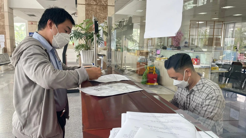 Người dân làm thủ tục kê khai thuế tại Cục Thuế Thành phố Hồ Chí Minh.