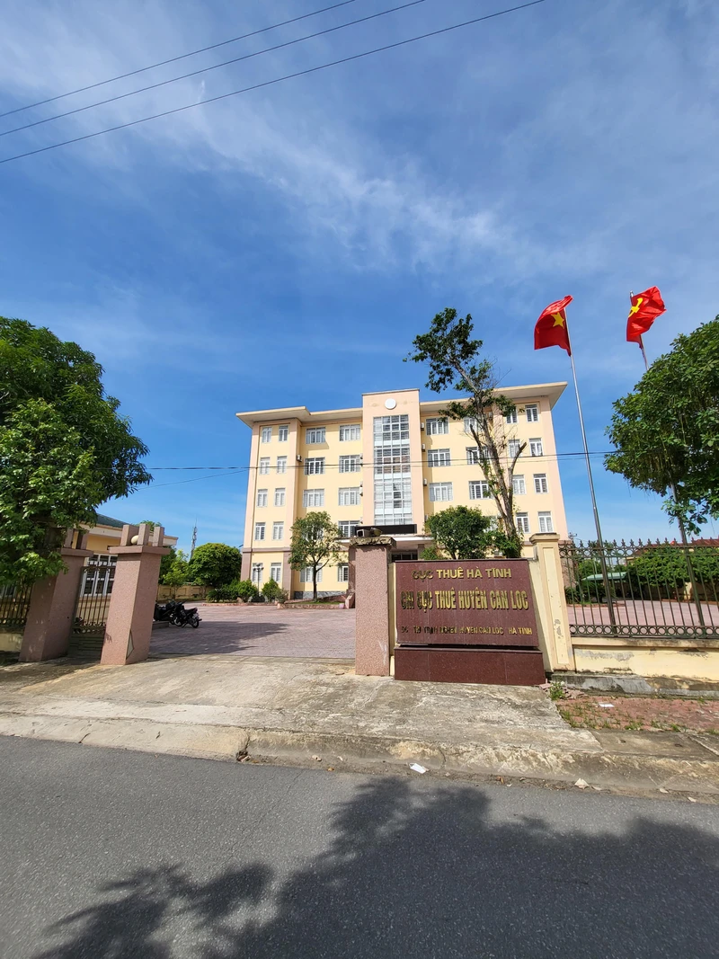 Trụ sở làm việc của Chi cục Thuế Can Lộc cũ được xây dựng khang trang nhưng cơ quan chủ quản không còn nhu cầu sử dụng.