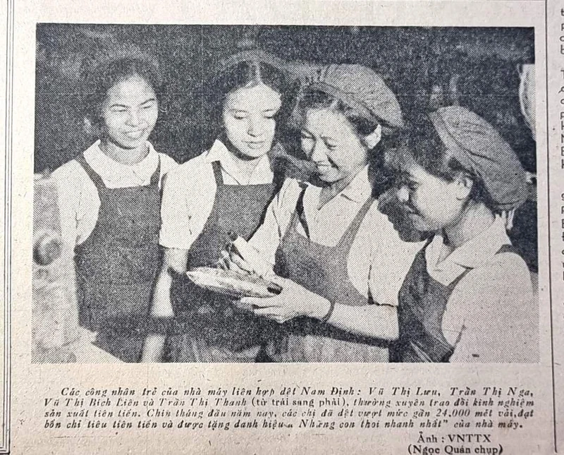 Bà Vũ Thị Bích Liên (thứ hai từ phải sang) trong tấm ảnh đăng trên Báo Nhân Dân số ra ngày 11/11/1970.