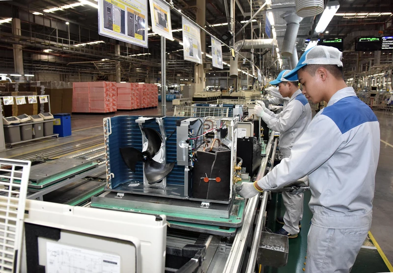Công nhân Công ty cổ phần Daikin Việt Nam, Khu công nghiệp Thăng Long II (Hưng Yên) lắp ráp máy điều hòa. (Ảnh: THANH HẢI)