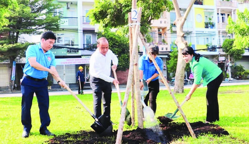 Lãnh đạo Mặt trận Tổ quốc thành phố và UBND quận 8 trồng cây xanh tại công viên Him Lam, quận 8.