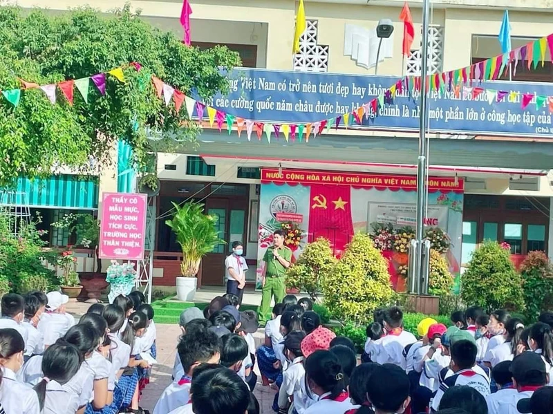 Tuyên truyền về pháp luật, nâng cao kỹ năng sống cho học sinh Trường trung học cơ sở Nghĩa Lộ (thành phố Quảng Ngãi, tỉnh Quảng Ngãi).