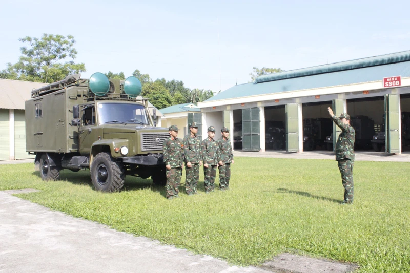 Giờ huấn luyện “Triển khai thu hồi các kíp xe thông tin cơ động” của bộ đội Tiểu đoàn 3, Lữ đoàn Thông tin 604 (Quân khu 2).