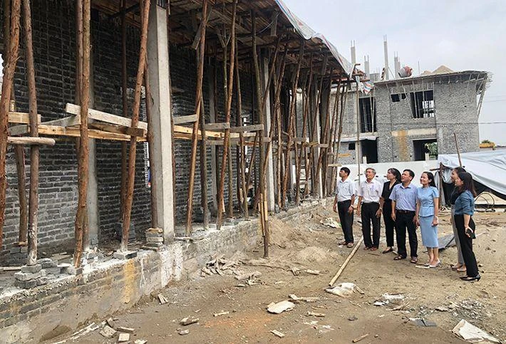 Ban Giám sát đầu tư cộng đồng thực hiện giám sát công trình xây dựng Trung tâm học tập cộng đồng xã Sơn Vi. (Ảnh: PHƯƠNG THANH)