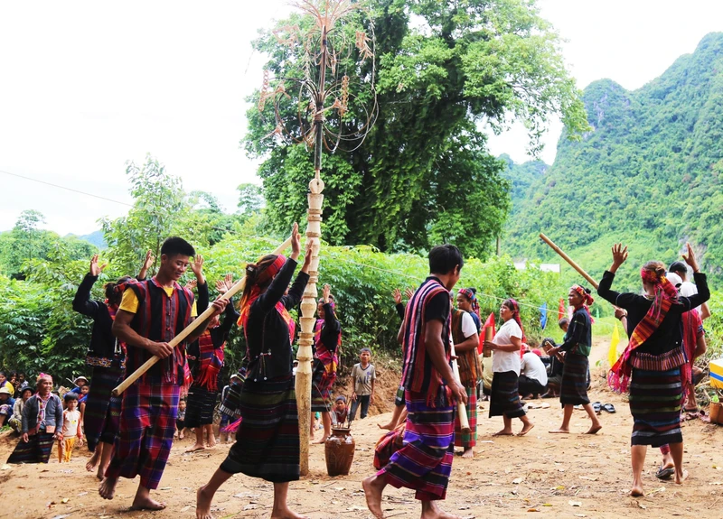 Người dân hát múa trong lễ hội mừng cơm mới của đồng bào Bru-Vân Kiều.