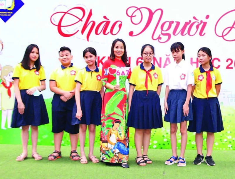 Cô giáo Nguyễn Thanh Huyền cùng các em học sinh.