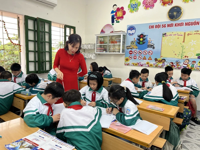 Cô giáo Nguyễn Thị Hường trong giờ lên lớp.