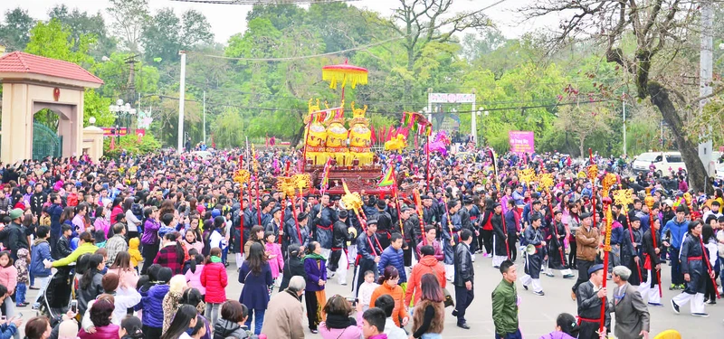 Lễ hội Đền Và (thị xã Sơn Tây) thu hút đông đảo du khách và người dân tham gia, chiêm bái.