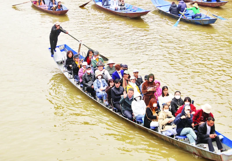 Nhiều đò chở khách trên suối Yến tại di tích Hương Sơn chở quá tải.