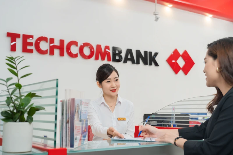 Giao dịch khách hàng tại Chi nhánh Ngân hàng Techcombank.