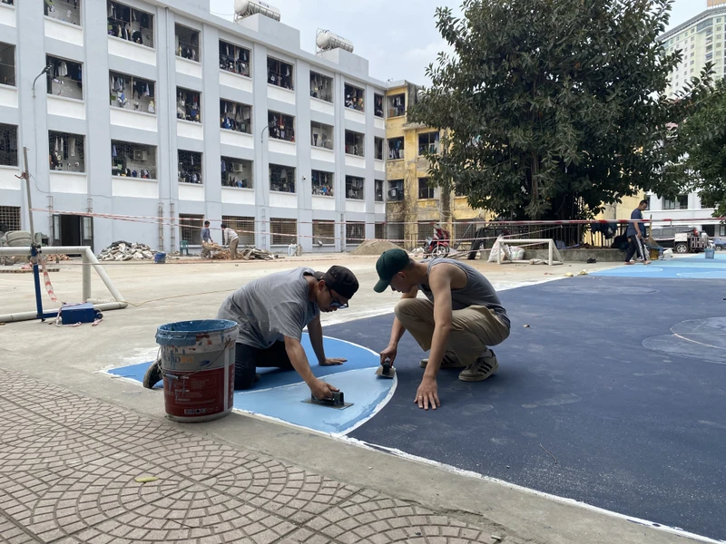 Nhóm của Đặng Thanh Hiển thực hiện vẽ trên mặt sân tại ký túc xá Trường đại học Giao thông vận tải.