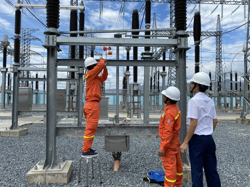 Công nhân Trạm biến áp 220kV Ninh Phước (Ninh Thuận) kiểm tra thiết bị bảo đảm an toàn khi vận hành lưới điện.