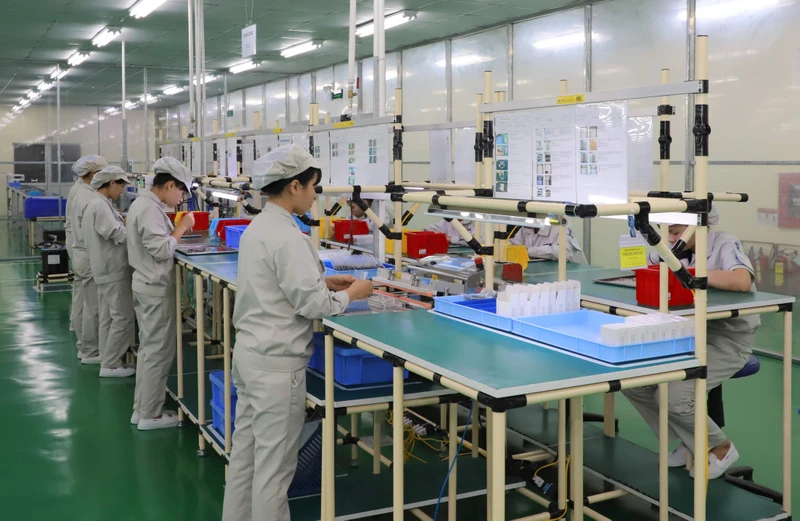 Sản xuất linh kiện điện tử tại Công ty Origin Manufactures Vietnam (doanh nghiệp FDI Nhật Bản) tại Khu công nghiệp Đồng Văn, tỉnh Hà Nam. (Ảnh: MINH HÀ)