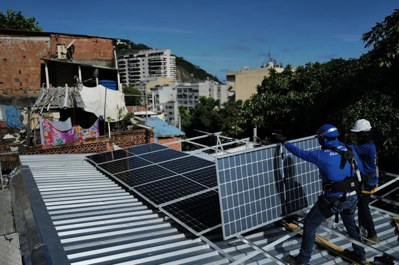 Lắp đặt tấm pin mặt trời tại thành phố Rio de Janeiro, Brazil. (Ảnh: EL PAIS)