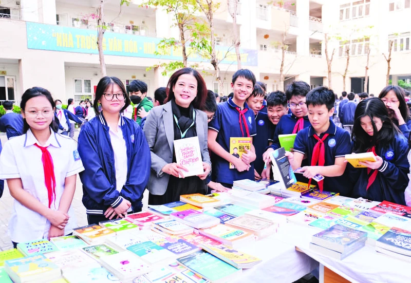 Cô Phan Thị Thục Hạnh cùng các em học sinh trong Ngày Sách và Văn hóa đọc tại Trường trung học cơ sở Phương Mai.