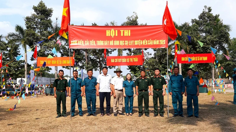 Hội thi "Sáng kiến, cải tiến, trưng bày mô hình học cụ lực lượng vũ trang huyện Bến Cầu năm 2023".