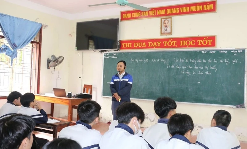 Giờ học hướng nghiệp của học sinh lớp 12 Trường THPT Lê Hồng Phong, huyện Hưng Nguyên.