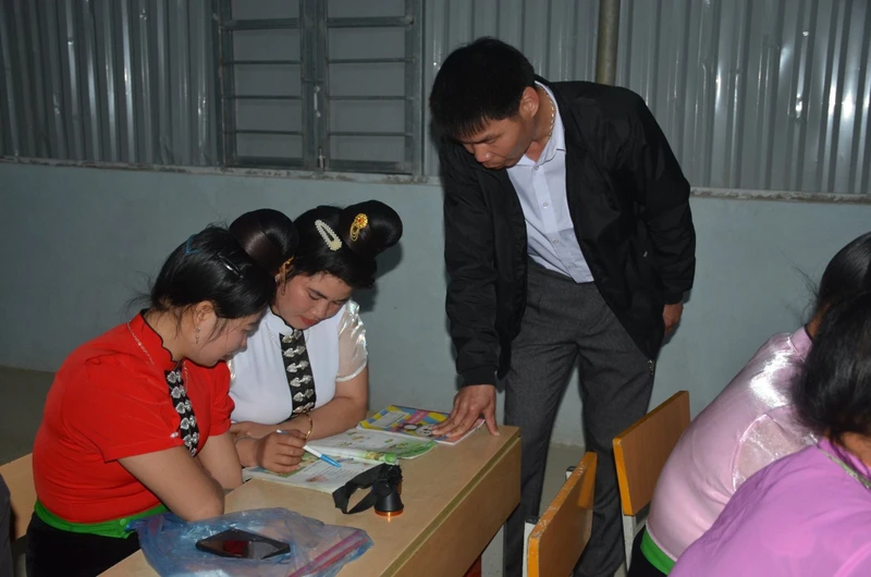 Lớp học xóa mù chữ tại bản Na Cai-Na Ản, xã Luân Giói, huyện Điện Biên Đông.