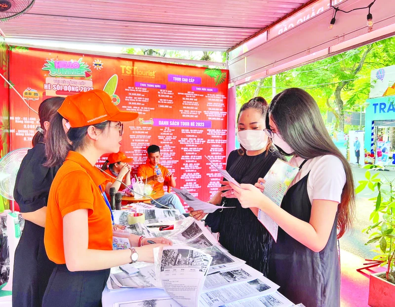 Khách tham quan tìm hiểu các sản phẩm du lịch trong dịp nghỉ lễ 30/4, 1/5 và hè 2023 tại Ngày hội Du lịch Thành phố Hồ Chí Minh vừa qua.