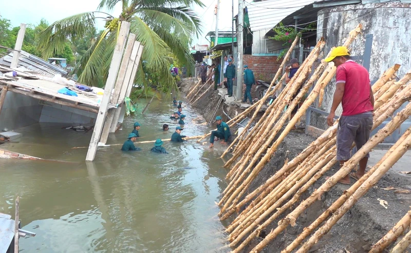 Hỗ trợ người dân di dời đồ đạc và khắc phục sạt lở ở kênh Đốc Phủ Hiền, ấp Phú Thuận, xã Tân Phú Đông, thành phố Sa Đéc, tỉnh Đồng Tháp.