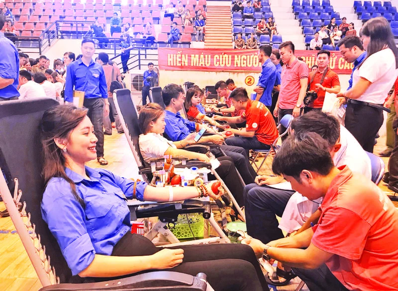Hội viên Hội Phụ nữ Tuyên Quang tích cực tham gia phong trào hiến máu nhân đạo.