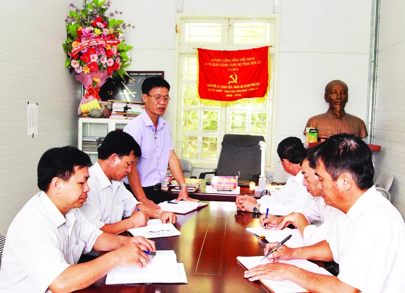 Họp bàn công tác phát triển đảng viên tại các bản khó khăn của xã Tường Tiến, huyện Phù Yên.