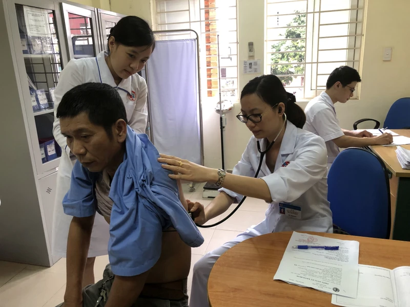 Khám bệnh cho người dân tại Bệnh viện Việt Nam-Thụy Điển Uông Bí, tỉnh Quảng Ninh.