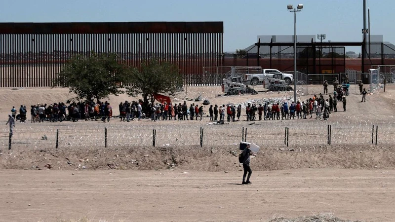 Người di cư xếp hàng tại khu vực biên giới Mỹ-Mexico.