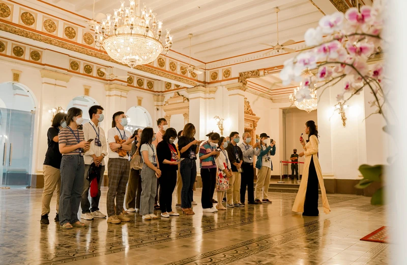 Khách du lịch tham quan Trụ sở Hội đồng nhân dân và Ủy ban nhân dân Thành phố Hồ Chí Minh. (Ảnh: MẠNH HẢO)