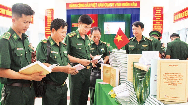 Cán bộ, chiến sĩ Bộ đội Biên phòng Kiên Giang tìm hiểu tác phẩm của Tổng Bí thư Nguyễn Phú Trọng.