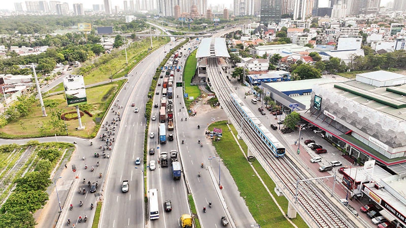 Tuyến Metro số 1 Bến Thành-Suối Tiên đưa vào khai thác, vận hành cuối năm 2023, đầu năm 2024 được kỳ vọng sẽ góp phần giải quyết ách tắc giao thông khu vực phía đông thành phố. (Ảnh: THẾ ANH)