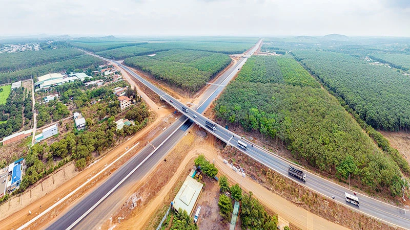 Đường cao tốc Dầu Giây-Phan Thiết được xây dựng từ vốn đầu tư công, hoàn thành đưa vào sử dụng góp phần tăng cường kết nối giao thông trong vùng. (Ảnh: CHÍ HÙNG)