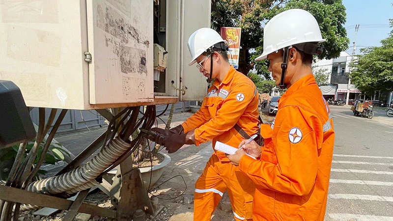 Công nhân Công ty điện lực Kon Tum kiểm tra cấu hình các thiết bị trên trạm điện, bảo đảm cấp điện an toàn trong mùa nắng nóng. (Ảnh: BẢO CHÂU)