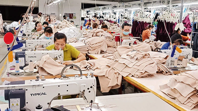 Sản xuất hàng may mặc tại Công ty Top Royal Flash Việt Nam.