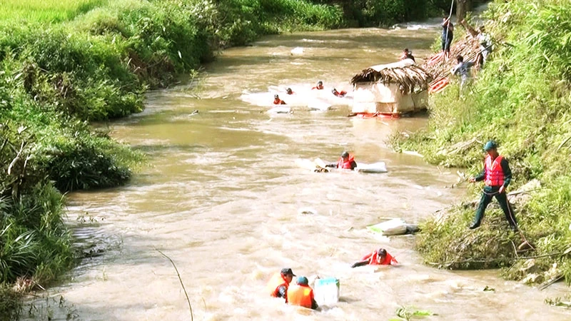 Huyện Vân Hồ, tỉnh Sơn La diễn tập phương án di dân khỏi vùng thiên tai trong tình huống cấp bách.