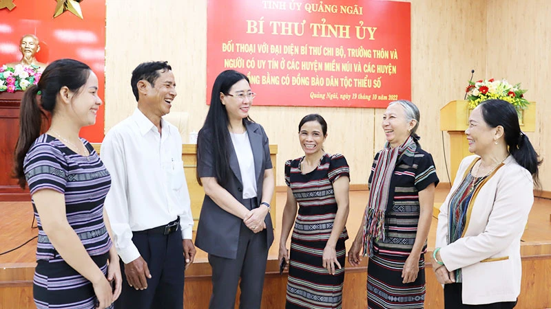 Bí thư Tỉnh ủy Quảng Ngãi Bùi Thị Quỳnh Vân (người thứ ba từ trái sang) thăm hỏi đời sống người dân vùng miền núi.