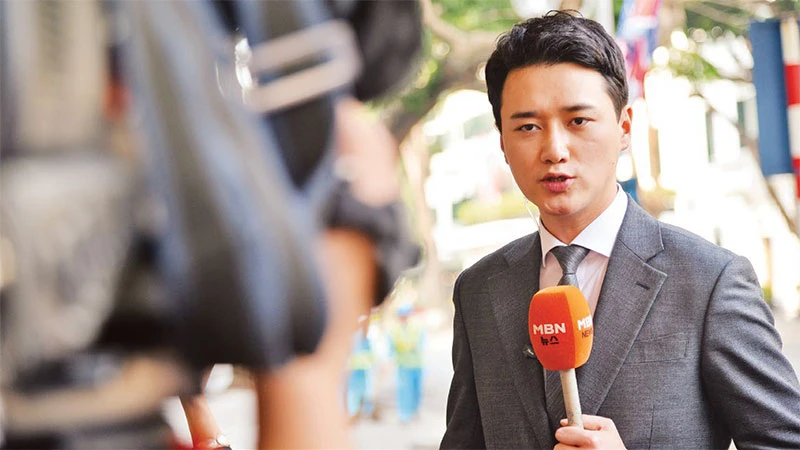 Phóng viên Đài truyền hình MBN (Hàn Quốc) tác nghiệp tại Thủ đô Hà Nội. Ảnh: MỸ HÀ