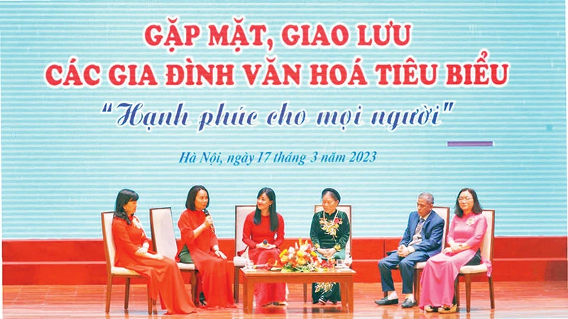 Thành phố Hà Nội tôn vinh các Gia đình văn hóa tiêu biểu để lan tỏa những giá trị văn hóa gia đình trong cộng đồng.