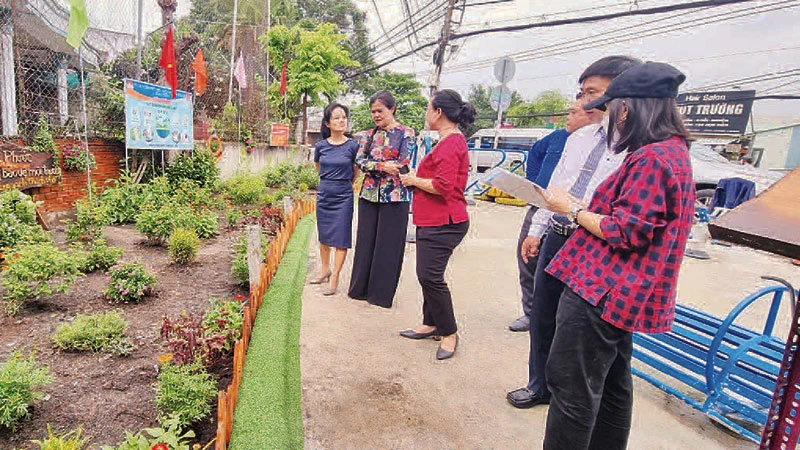 Một điểm đen về môi trường tại xã Đa Phước, huyện Bình Chánh đã được cải tạo thành một khuôn viên cây xanh và sân thể dục. 