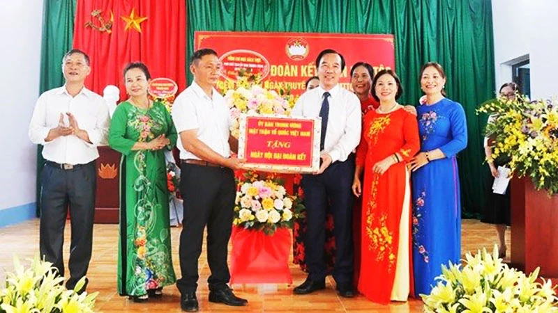 Đại diện Ủy ban Trung ương Mặt trận Tổ quốc Việt Nam trao quà tặng người dân tại Ngày hội Đại đoàn kết toàn dân tộc ở Bắc Giang. (Ảnh: NGUYỄN PHƯỢNG)