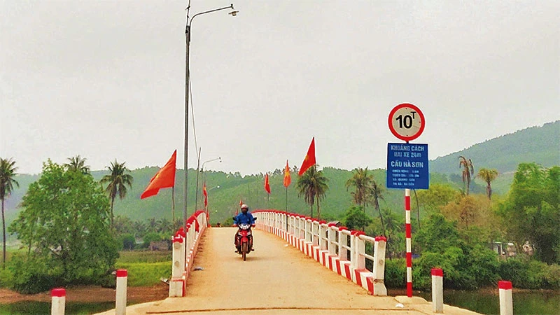 Cầu Hà Sơn hoàn thành giúp người dân xã Quảng Sơn thuận lợi trong đi lại.